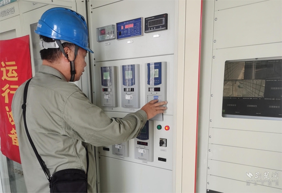 市供電人員正在處理泰山石膏公司停電問題.jpg