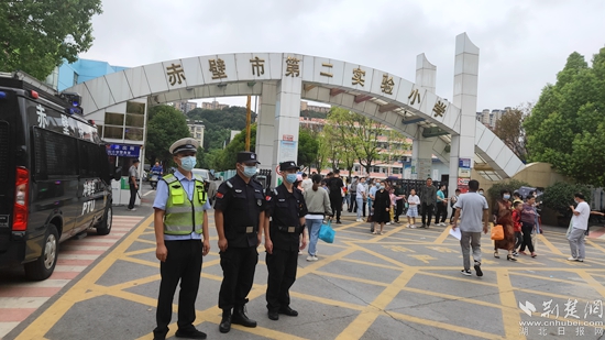 開學(xué)首日，民警在校園內(nèi)開展巡邏防控2.jpg