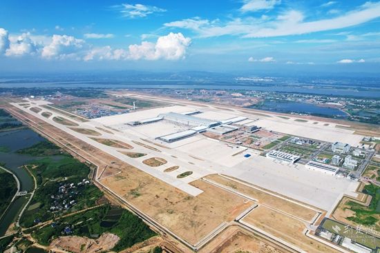 濱江擁湖的鄂州機場-牛暢，拍攝于2022年6月初，主題：鄂州花湖機場地理優(yōu)勢優(yōu)越，周邊生態(tài)環(huán)境良好，通過花馬湖水系綜合治理使得機