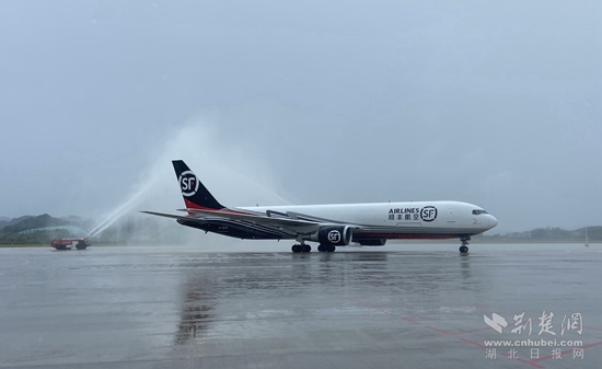 貨航首班進港。胡小軍 攝.jpg