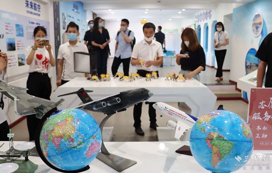 燕磯社區(qū)黨員群眾服務中心參觀體驗。記者 胡小軍 攝.jpeg