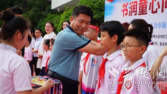 大冶市教育局黨組成員、副局長為親子共讀示范家庭頒發(fā)獎?wù)?jpg