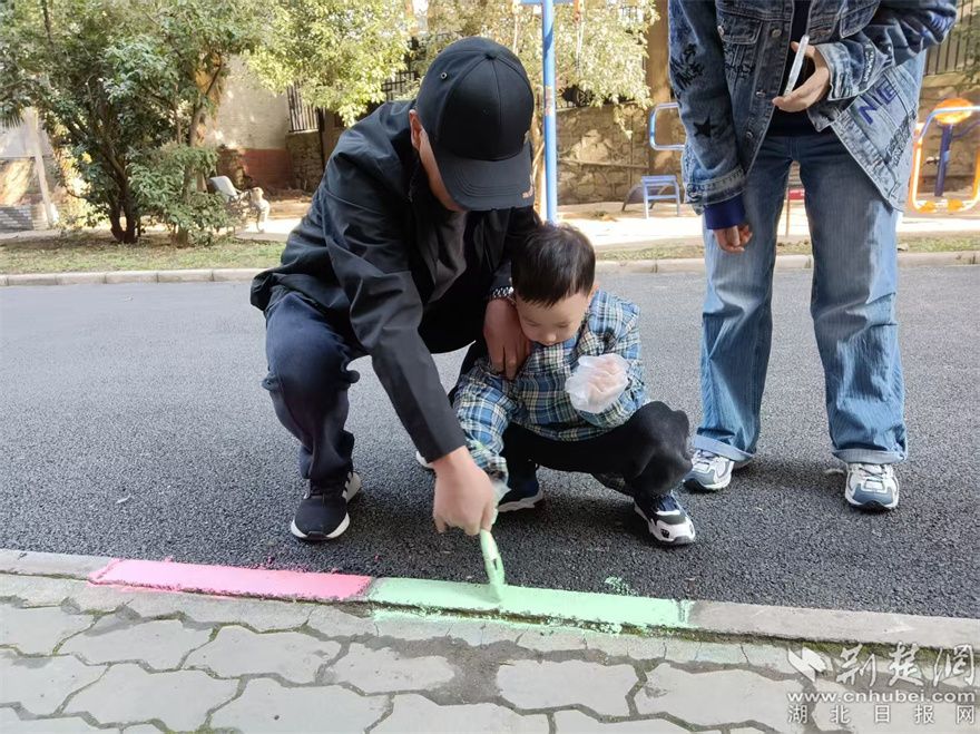 2.居民看到小區(qū)路面平整后自發(fā)開(kāi)展彩繪行動(dòng).jpg.jpg