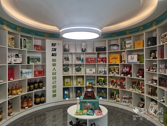 生產(chǎn)的“蝦旗稻”等系列產(chǎn)品(張丕興 攝).jpg