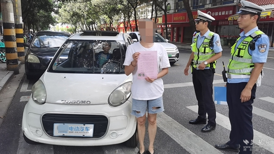 圖1：對(duì)情節(jié)輕微的車主，通過(guò)寫(xiě)承諾書(shū)方式開(kāi)展勸誡引導(dǎo).jpg
