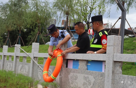 雙鶴派出所民輔警在轄區(qū)重點水域排查隱患，裝配救生工具.jpg