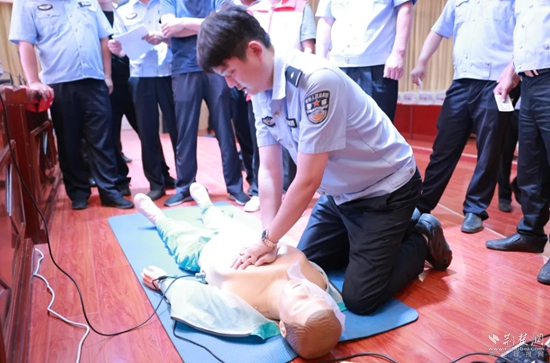 7月17日，嘉魚縣公安局治安大隊會同縣紅十字會組織開展一線民輔警防溺水急救技能專項培訓(xùn).jpg