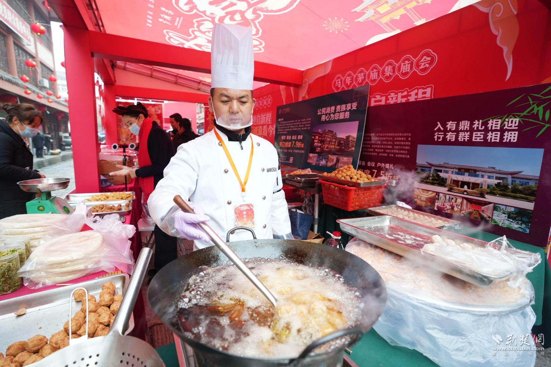 現(xiàn)場臘味、鹵貨、炸圓子吸引市民前來品嘗購買 (1).JPG.JPG