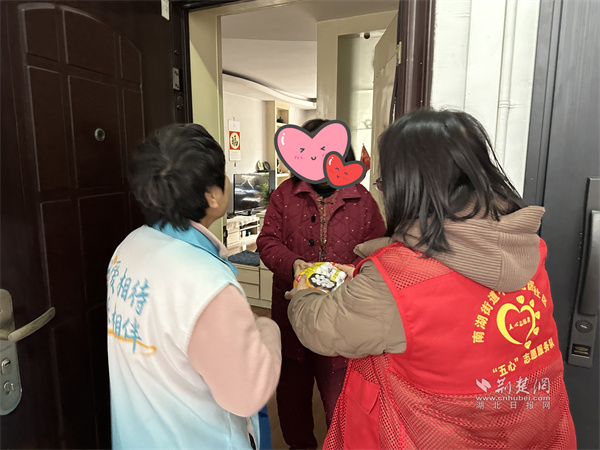 志愿小隊(duì)上門(mén)為轄區(qū)獨(dú)居、高齡老人送去湯圓.jpg